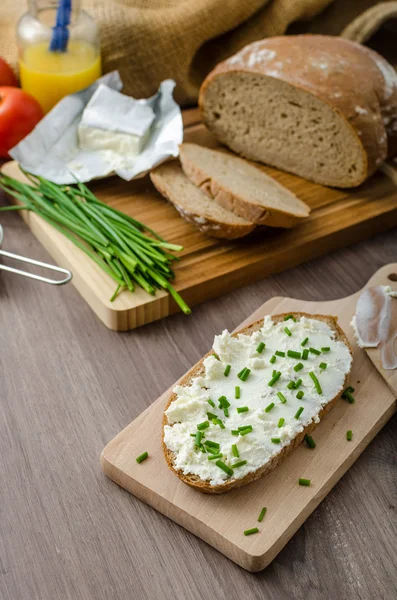Colazione sana - pane alla birra fatto in casa con formaggio, pomodori ed erba cipollina — Foto Stock