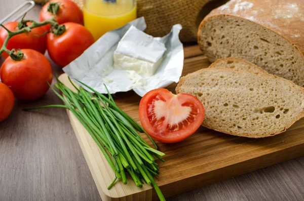 Healthy breakfast - homemade beer bread with cheese, tomatoes and chives — Stock Photo, Image