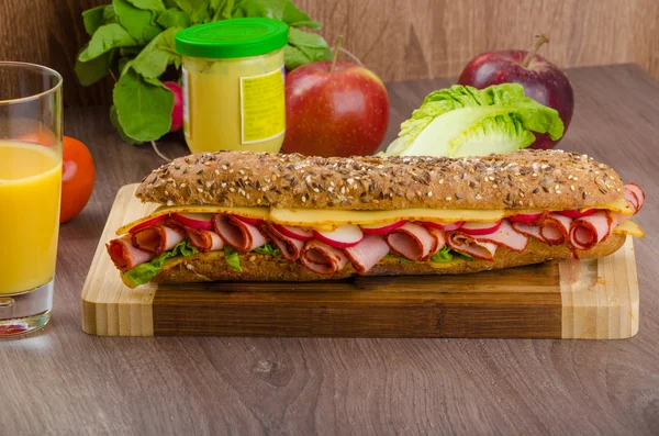 Baguette complète avec croupe fumée — Photo