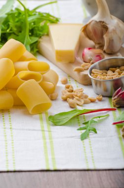 Sarımsak ve otlar pesto ile Rigatoni