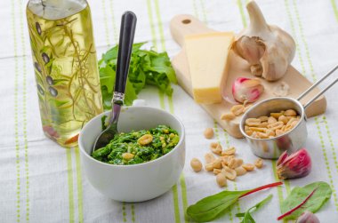 Sarımsak ve otlar pesto ile Rigatoni