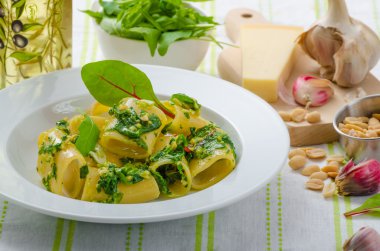 Sarımsak ve otlar pesto ile Rigatoni