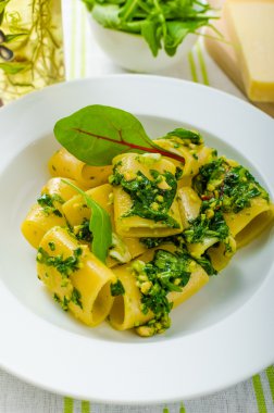 Sarımsak ve otlar pesto ile Rigatoni