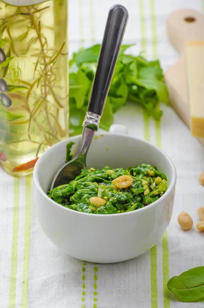 Rigatoni met knoflook en kruiden pesto — Stockfoto