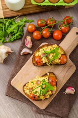 Pastırma, otlar ve domatesli omlet cadı