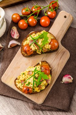 Pastırma, otlar ve domatesli omlet cadı