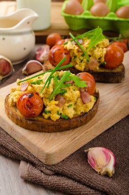 Pastırma, otlar ve domatesli omlet cadı