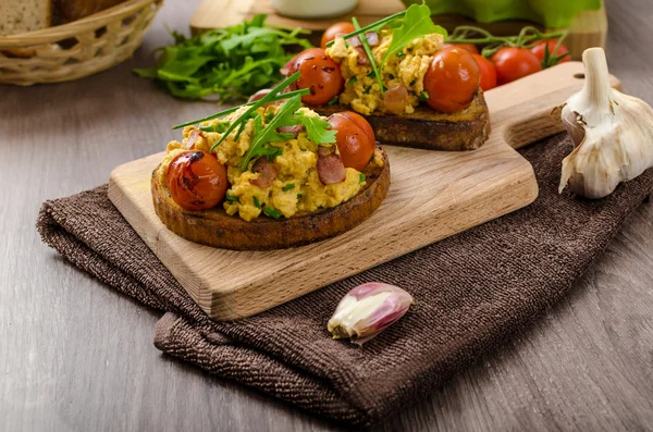 Pastırma, otlar ve domatesli omlet cadı