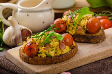 Pastırma, otlar ve domatesli omlet cadı