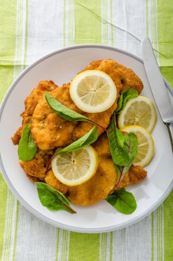 Fried şnitzel otlar ve limon ile