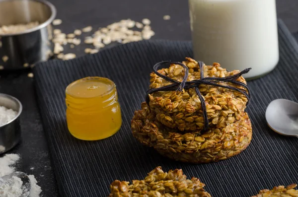 Biscoitos de banana com flocos e mel — Fotografia de Stock