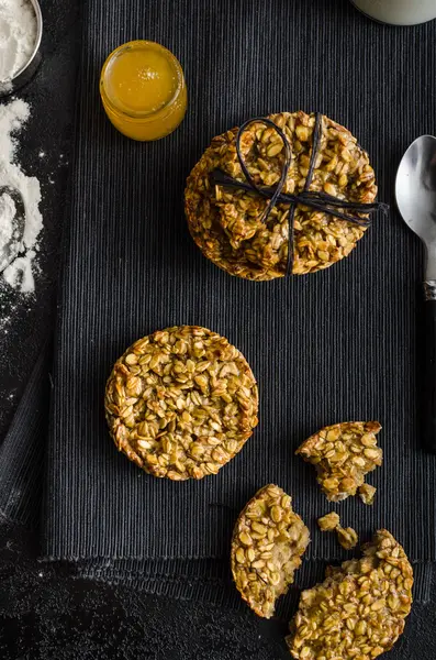 A pelyhek és a mézelő banán cookie-k — Stock Fotó