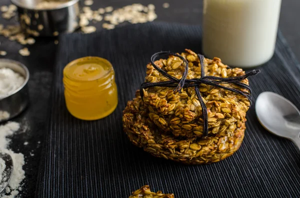 Biscoitos de banana com flocos e mel — Fotografia de Stock