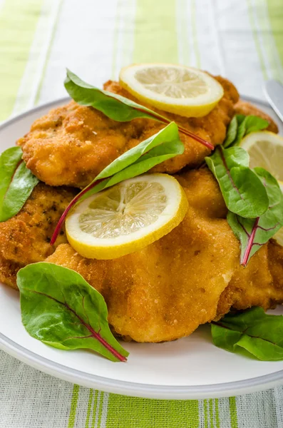 Fried schnitzel with herbs and lemon — Stock Photo, Image