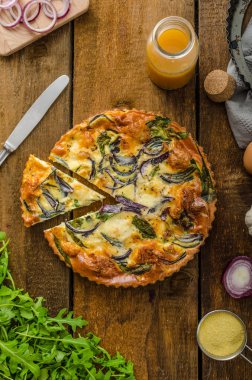 Polenta quiche kırmızı soğan ve otlar ile
