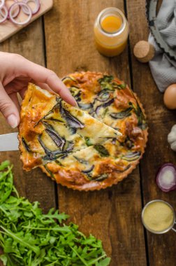 Polenta quiche kırmızı soğan ve otlar ile