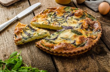Polenta quiche kırmızı soğan ve otlar ile