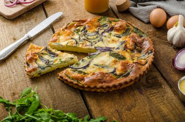 Polenta quiche kırmızı soğan ve otlar ile