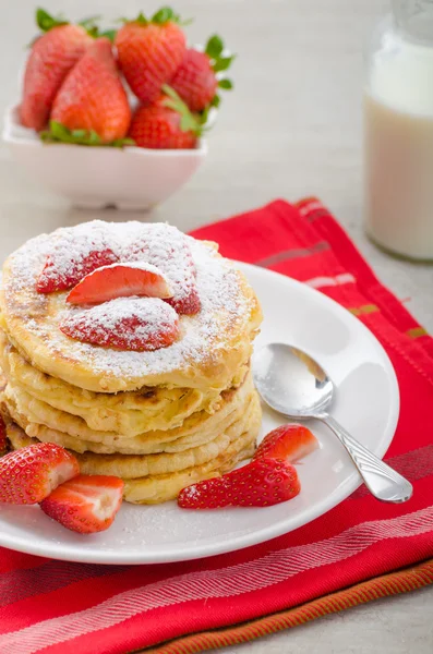 Flauschige Pfannkuchen mit Erdbeeren — Stockfoto