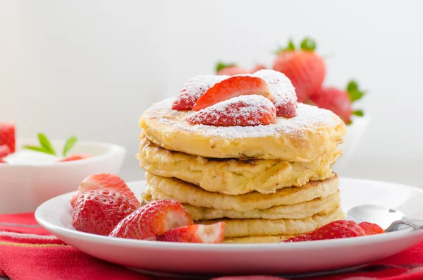 Frittelle morbide con fragole — Foto Stock