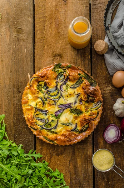 Polenta-Quiche mit roten Zwiebeln und Kräutern — Stockfoto