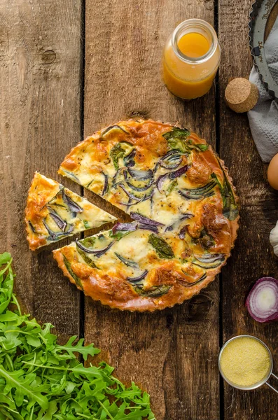 Polenta quiche kırmızı soğan ve otlar ile — Stok fotoğraf