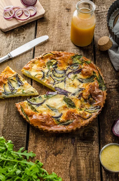 Quiche polenta con cebolla roja y hierbas — Foto de Stock