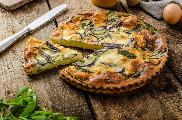 Polenta quiche with red onion and herbs — Stock Photo, Image