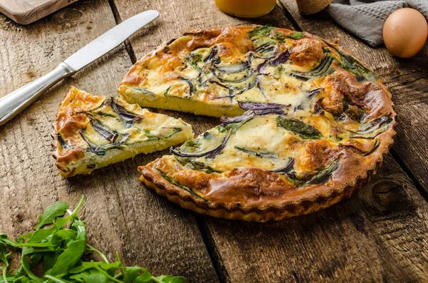 Quiche polenta com cebola vermelha e ervas — Fotografia de Stock