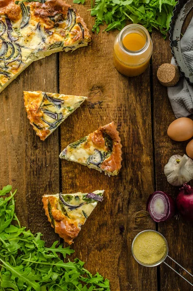 Quiche polenta com cebola vermelha e ervas — Fotografia de Stock