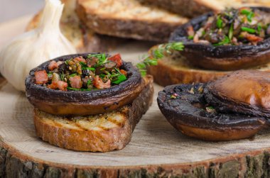Portobello otlar ile doldurulmuş