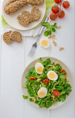 Yumurta ve fındık ile kuzu 's marul salatası