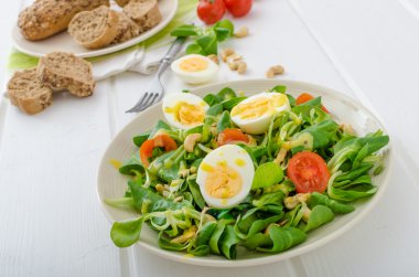 Yumurta ve fındık ile kuzu 's marul salatası