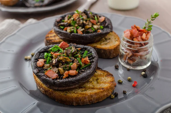 Portobello relleno de hierbas —  Fotos de Stock