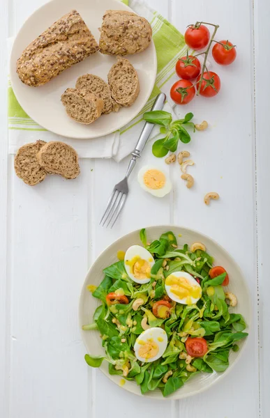 Салат из ягненка с яйцами и орехами — стоковое фото