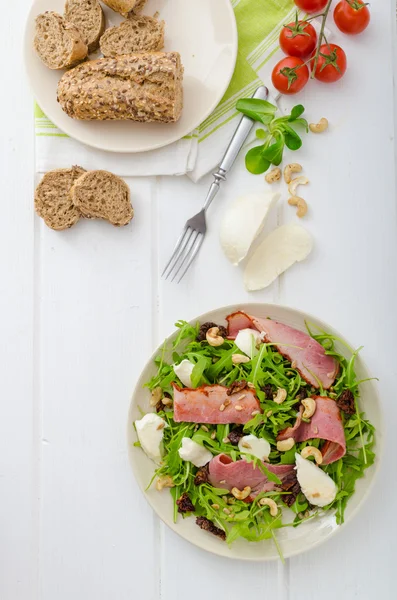 Салат из рукколы с мясом и моцареллой — стоковое фото