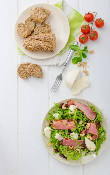 Arugula salad with meat and mozzarella — Stock Photo, Image