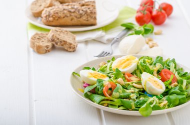 Yumurta ve fındık ile kuzu 's marul salatası