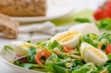 Yumurta ve fındık ile kuzu 's marul salatası