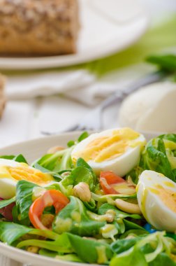 Yumurta ve fındık ile kuzu 's marul salatası