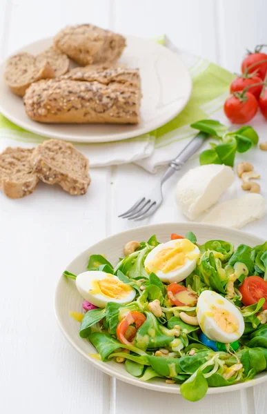 Hlávkový salát s vejci a ořechy — Stock fotografie