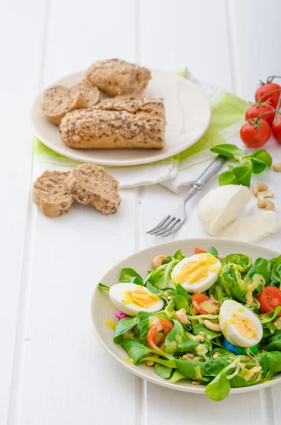 Salada de alface de cordeiro com ovos e nozes — Fotografia de Stock