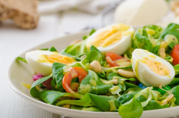 Veldsla salade met eieren en noten — Stockfoto