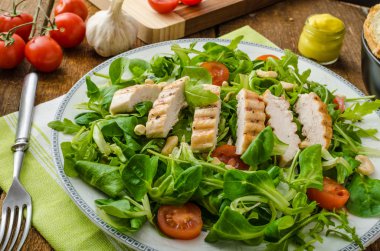 Roka ve kuzu 's marul ile ızgara tavuk