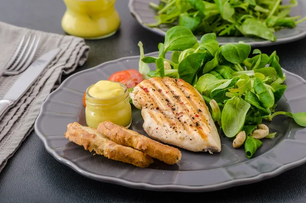 Grillet kylling med salat og nødder - Stock-foto