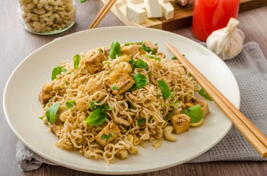Tofu ve kaju fıstığı ile Çin eriştesi