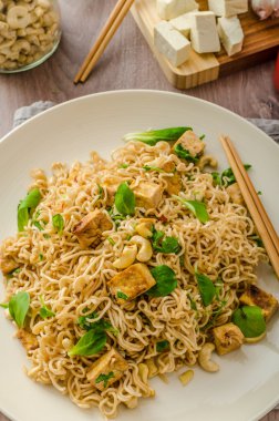 Tofu ve kaju fıstığı ile Çin eriştesi