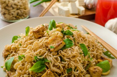 Tofu ve kaju fıstığı ile Çin eriştesi