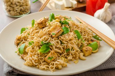 Tofu ve kaju fıstığı ile Çin eriştesi