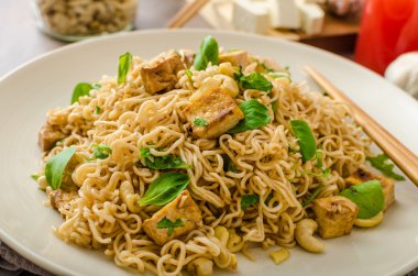 Tofu ve kaju fıstığı ile Çin eriştesi
